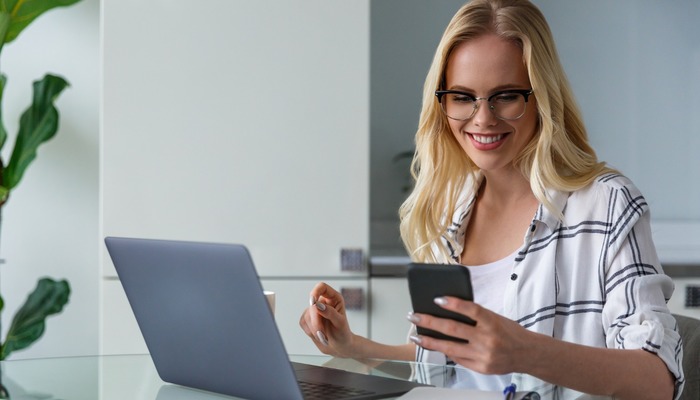 Remote worker in her kitchen receiving a text message